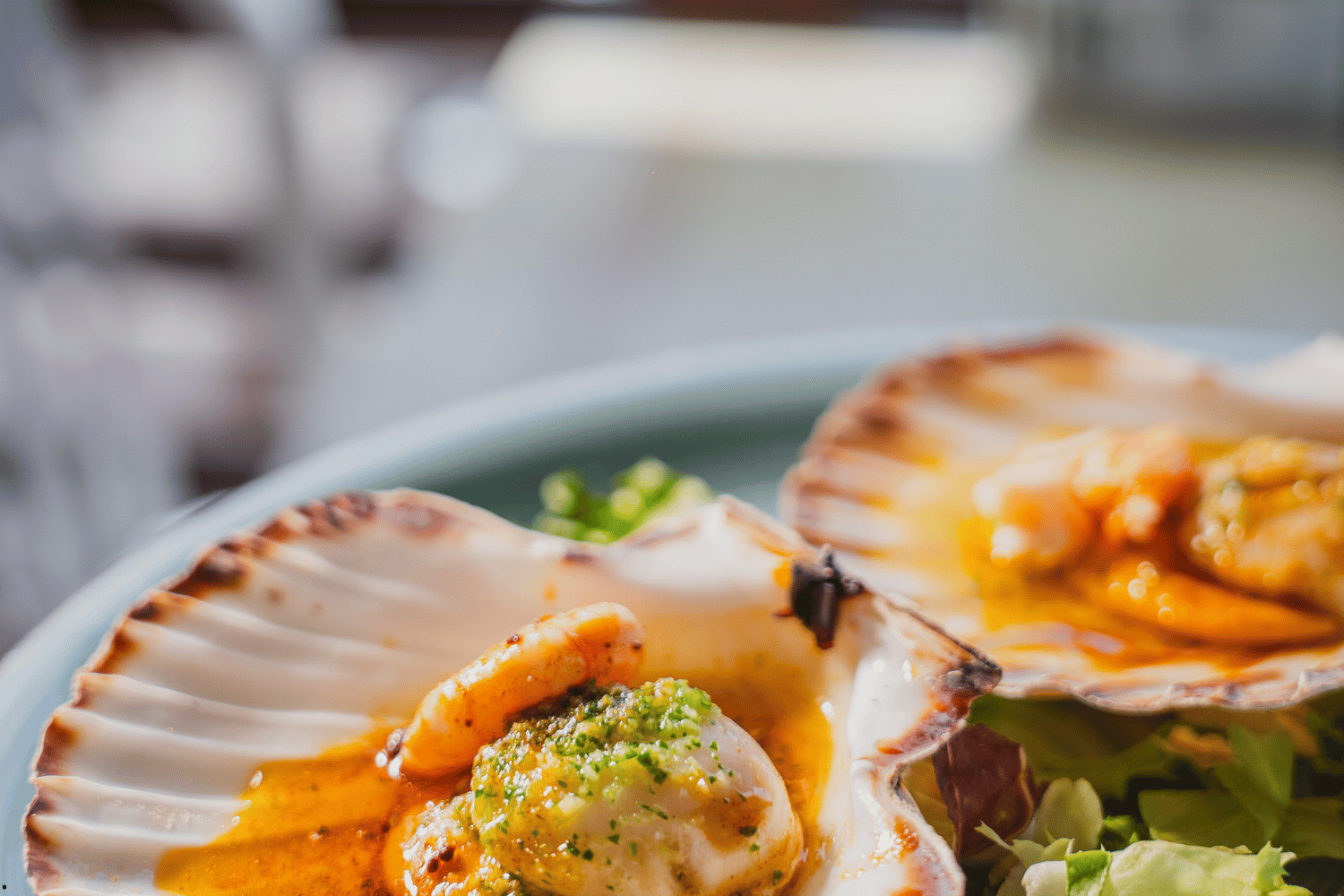 Vista de un atardecer en la playa de La Malagueta desde la terraza de Chiringuito Picasso, con el sol poniéndose sobre el mar