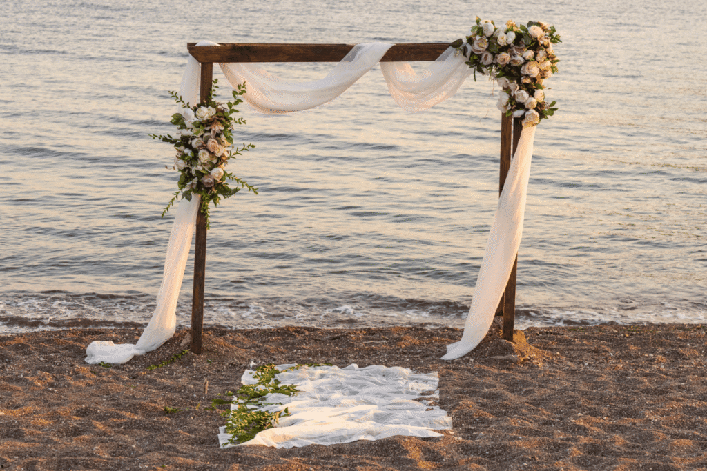 Pareja de recién casados celebrando su boda en la playa al atardecer en el Chiringuito Picasso de Málaga
