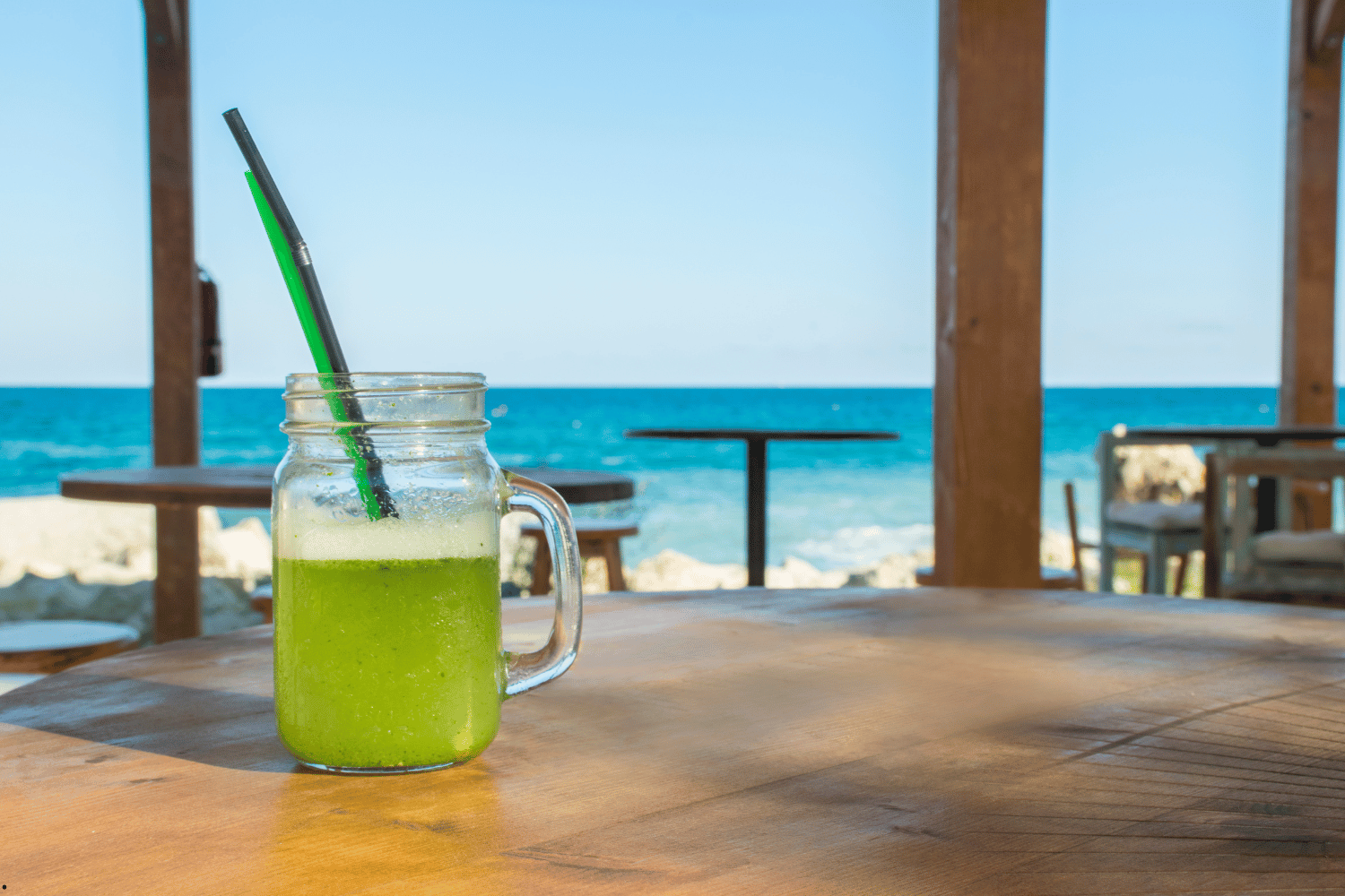 Terraza del Chiringuito Picasso en un día soleado de invierno en Málaga, con clientes disfrutando de la comida