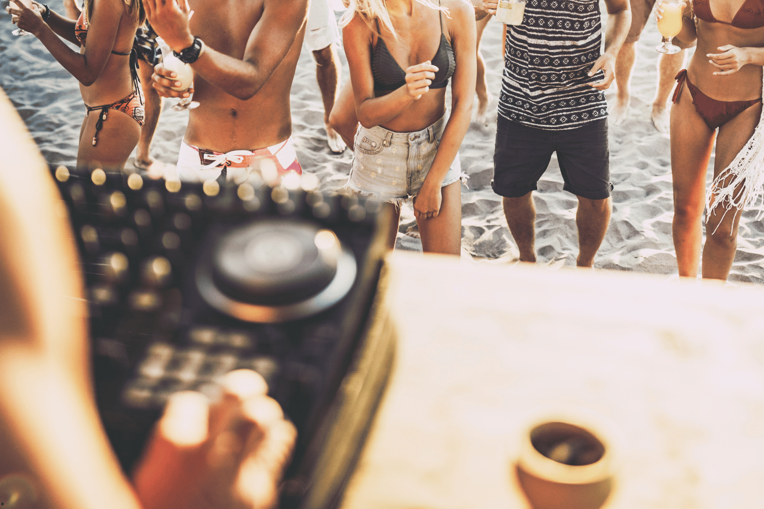 Grupo de amigos celebrando un cumpleaños en la terraza del Chiringuito Picasso al atardecer.