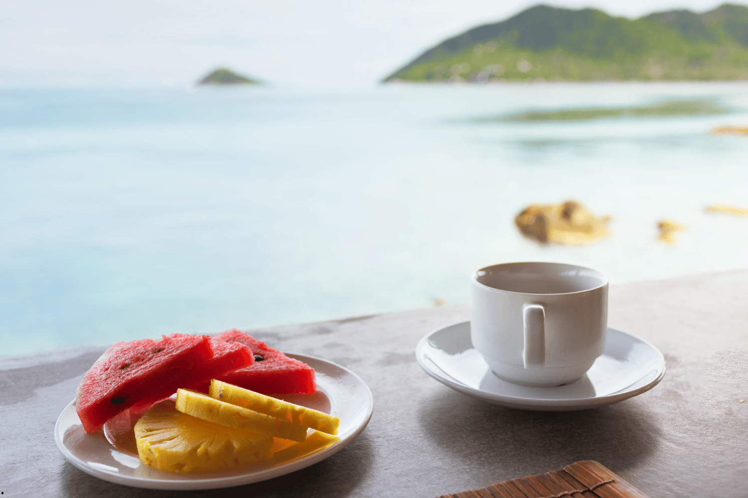 Desayuno con café y tostadas frente al mar en la playa de la Malagueta