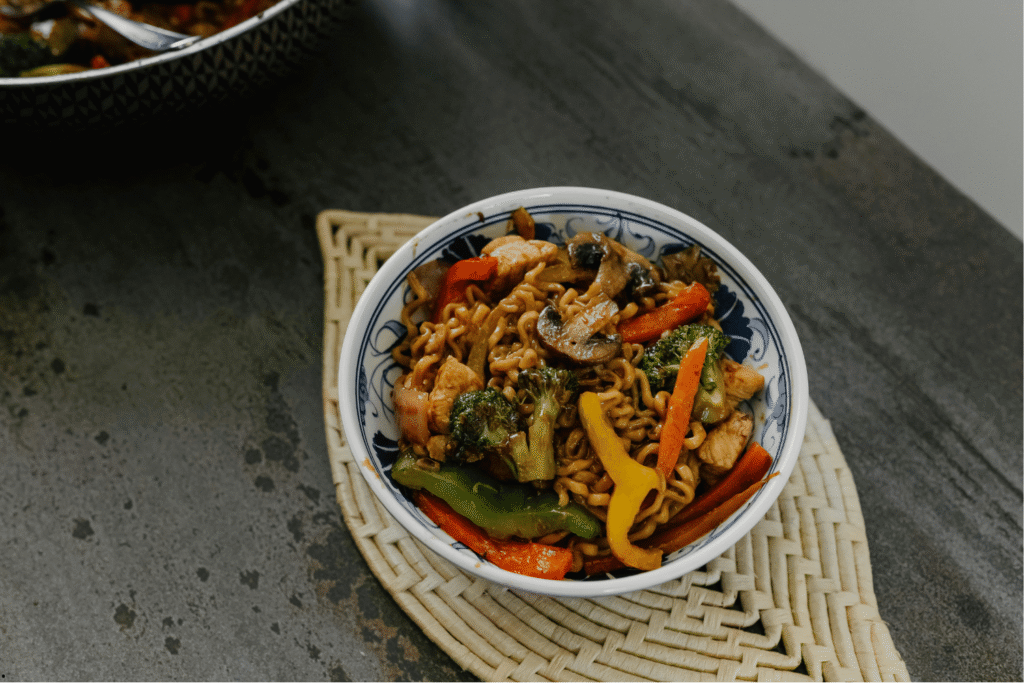 Plato de pescado fresco sostenible servido frente al mar en Málaga