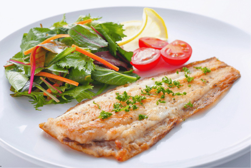 Pescado fresco del día recién llegado a la cocina del Chiringuito Picasso, listo para ser cocinado.