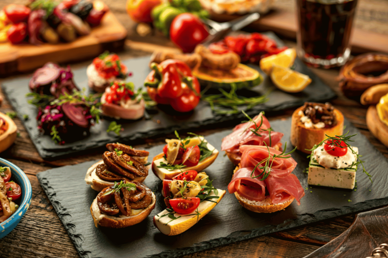 Tapas malagueñas servidas frente al mar en la playa de la Malagueta