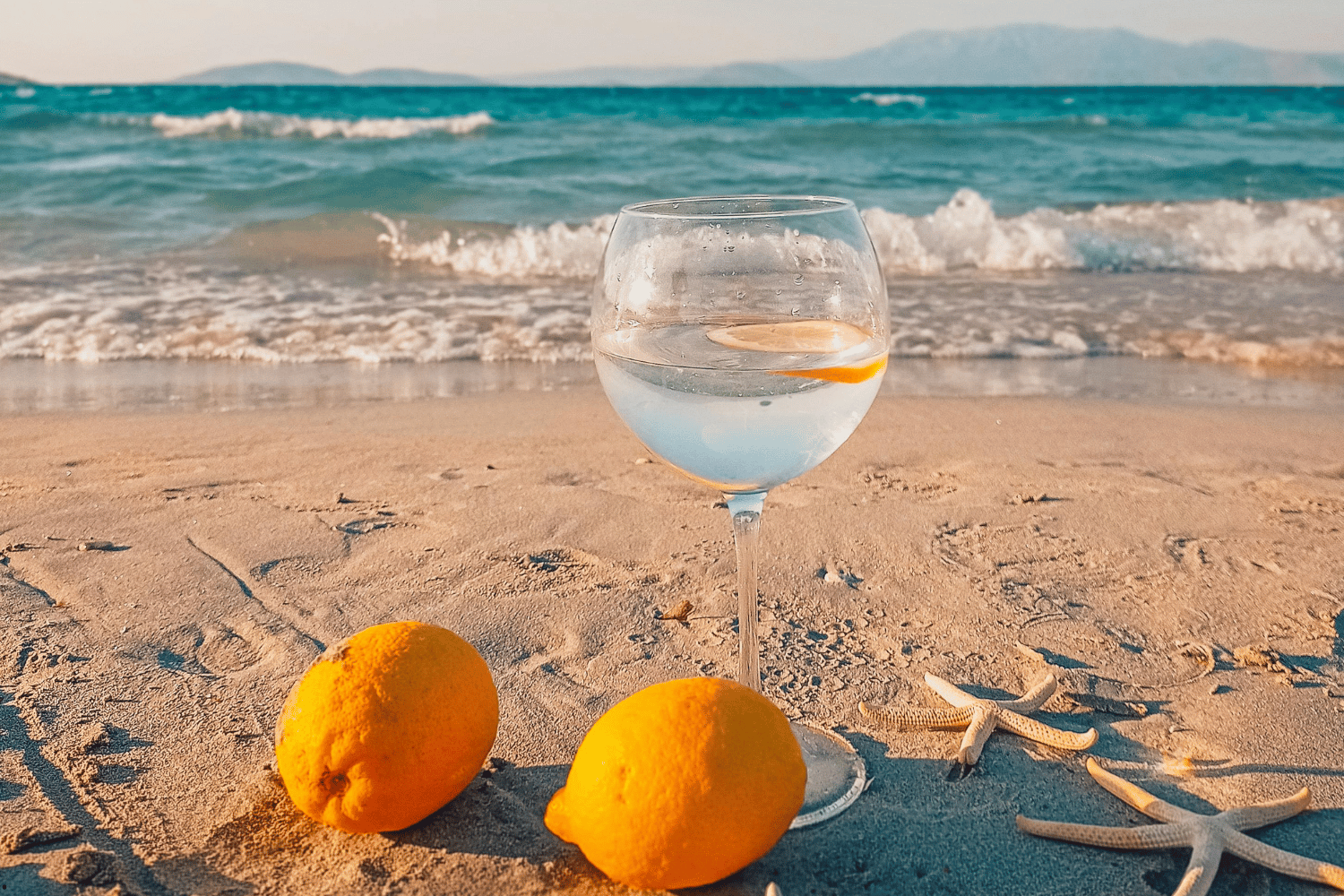 Copa de vino dulce de Málaga frente al mar en la Malagueta