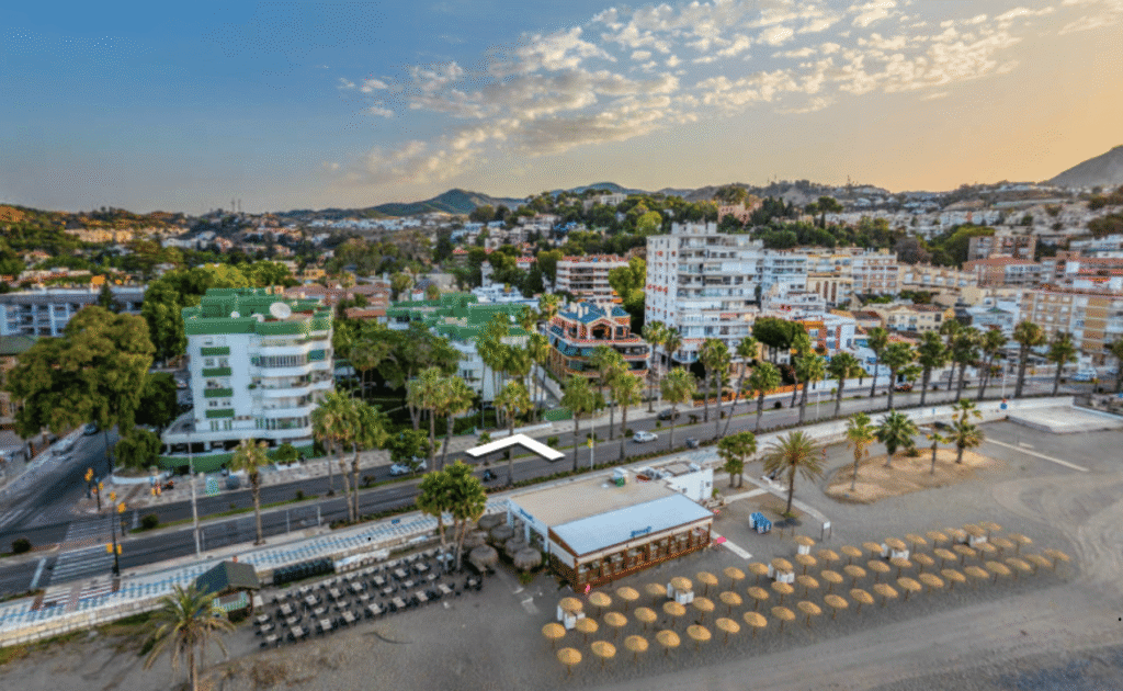 Imagen desde arriba de chiringuito picasso si quieres elegir Donde Comer en Málaga